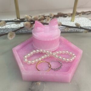 Trinket box, jewelry box w/ tray.